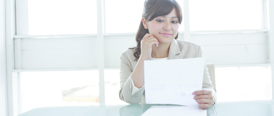 出張でビジネスプランを検討する女子社員